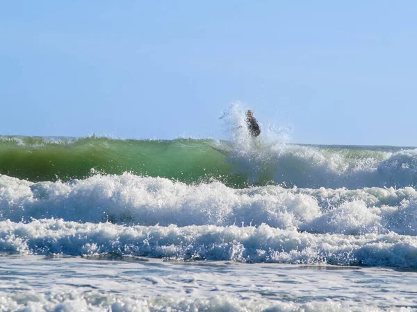 Surfer Surrounded Splashing Water While Riding Surf Mount Maunganui — Stock Photo, Image