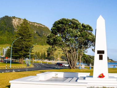 Maunganui Dağı 'nda deniz kenarında bir mezar. Tauranga Yeni Zelanda' da..