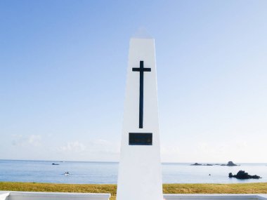Maunganui Dağı 'nda deniz kenarında bir mezar. Tauranga Yeni Zelanda' da..