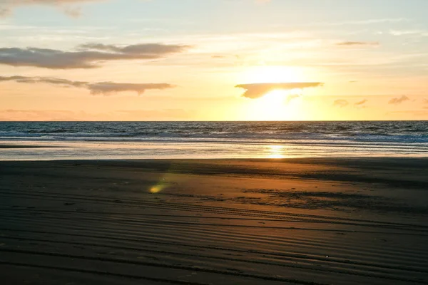Пляж Силуэте Закаты Дальнем Горизонте Над Океаном — стоковое фото