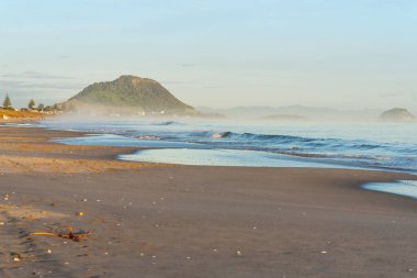 Papamoa 'dan Maunganui Dağı manzaralı Tauranga Yeni Zelanda' ya.