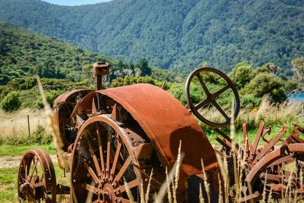 旧式农业拖拉机荒废了 在南岛丛林和山地的空地上生锈了 — 图库照片