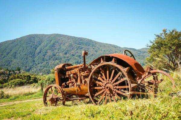 Szüreti Mezőgazdasági Traktor Lakatlan Rozsdásodik Tisztáson South Island Bokor Dombvidék — Stock Fotó
