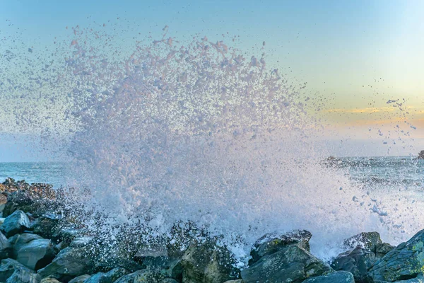 Surging Waves Cyclone Cody Crash Rocky Foreshore Splashing Vigorously Base — Stock Photo, Image