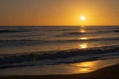 İzlenimci kıyı şeridi soyut formu ve gün batımında renk.