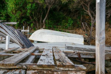 Yaşlı beyaz kayık devrilmiş kırsal kırsal iskelenin üstünde