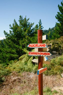 Kraliçe Charlotte Pisti 'ndeki kırsal yön tabelası