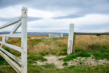 Tarlaya ve uzak tepelere açılan kapı başka bir kapıya açılıyor..