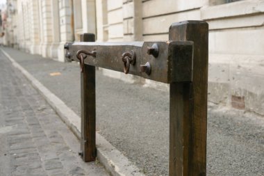 Oamaru Yeni Zelanda 'nın tarihi bölgesinde şehir caddesinde otostop çekiyor..