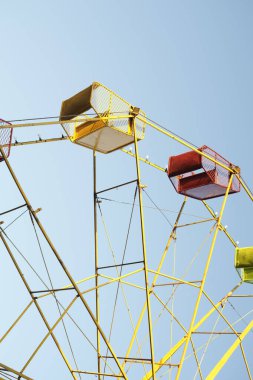 Dönme dolapta kırmızı ve sarı koltuklar