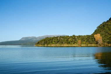 Tarawera Dağı Yeni Zelanda 'daki Tarawera Gölü' nün ötesinde..