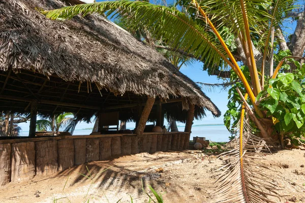 Reetgedecktes Palmwedeldach Neben Kokospalmen Tropischen Strand Auf Der Insel Aitutaki — Stockfoto