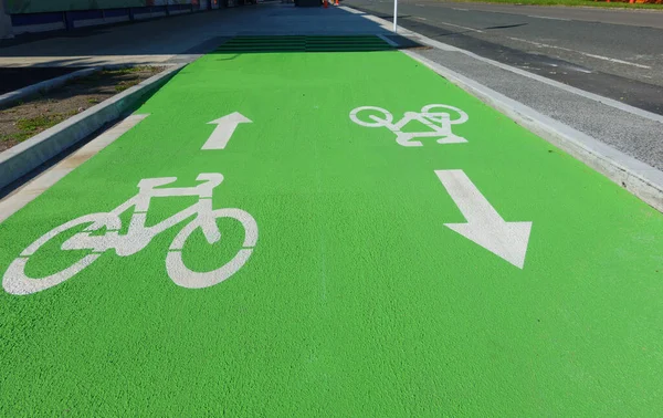 キャメロン道路の緑の背景に白をマーク自転車道タウランガ — ストック写真