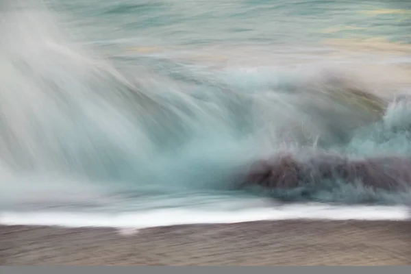 海岸抽象クラッシュ波水平カメラの動きの背景 — ストック写真