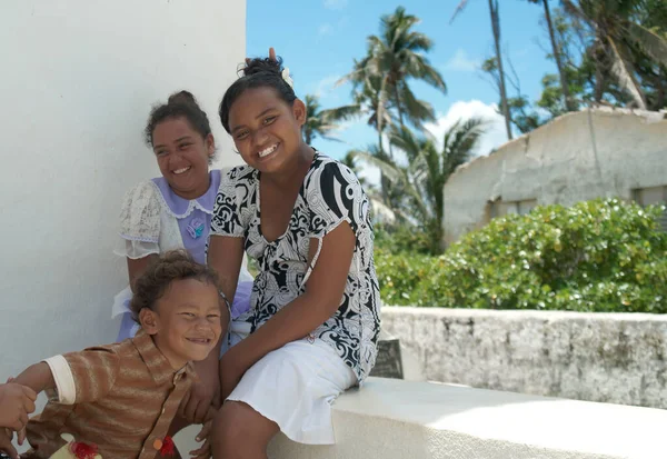 Aitutaki Острова Кука Ноябрь 2010 Островные Дети Сидят Счастливо Снаружи — стоковое фото
