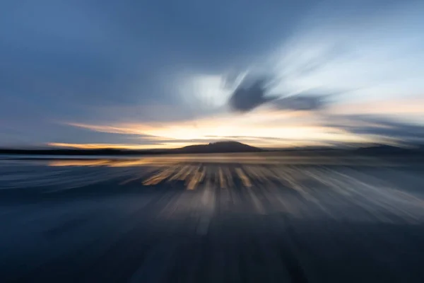 背景や概念的な使用のための海岸日の出の夜明けにズームぼかし効果 — ストック写真