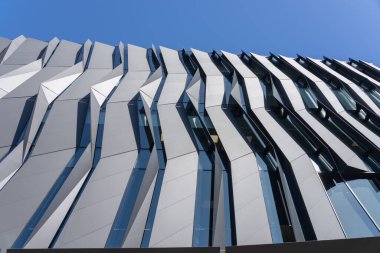 Modern mimari ön cephe deseni aşağıdaki sokaktan gökyüzüne doğru gidiyor..