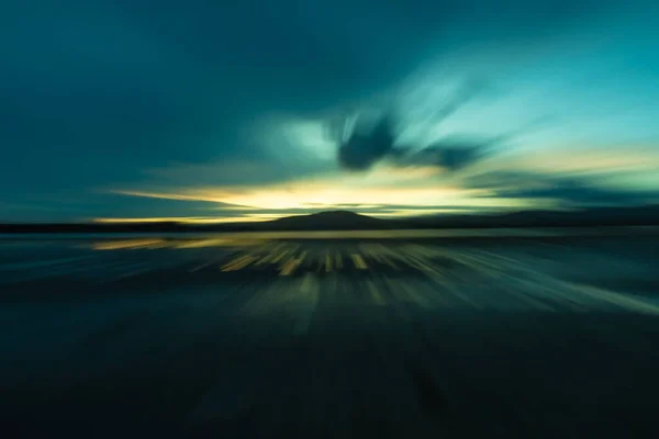 背景や概念的な使用のための海岸日の出の夜明けにズームぼかし効果 — ストック写真
