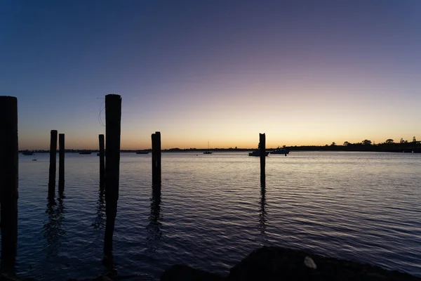 黎明前在土兰加港的旧系泊站 — 图库照片
