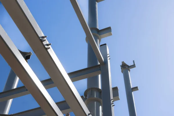 Błękitne Niebo Nad Stalowymi Belkami Konstrukcyjnymi Słupami Budowlanymi — Zdjęcie stockowe