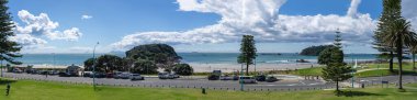 Tauranga Yeni Zelanda - 22 Mart 2023; Panorama Deniz Geçidi ve Ana Kumsal Dağı Maunganui yaz günü.