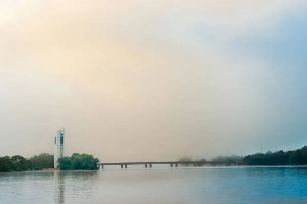 Dunkles Bild Lake Burley Griffin Und National Carillon Mit Brücke — Stockfoto