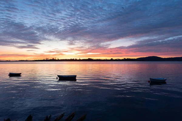 Brillanter Sonnenaufgang Über Der Bucht Mit Drei Kleinen Schlauchbooten — Stockfoto