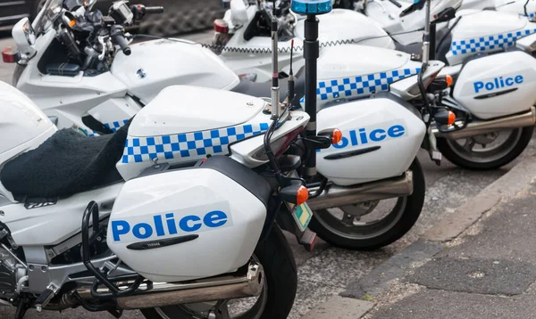 澳大利亚悉尼 2011年1月21日 一排排的蓝白警察摩托车停在城市街道上 — 图库照片