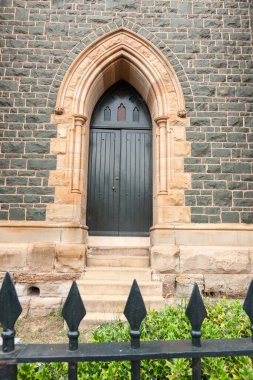 Goulburn Yeni Güney Galler Avustralya 'daki St. Peter ve Paul' un Eski Katedrali 'nin grevdeki Greenstone binası.