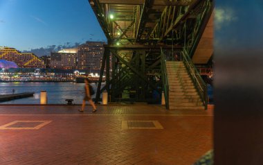 Sydney Avustralya - 25 Ocak 2011; Pyrmont Köprüsü 'nün altından kadınların hareket ettiği gece görüntüsü bulanıklaştı
