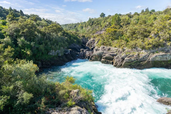 Bílá Voda Řece Vlní Skalnatým Keřem Aratiatii Novém Zélandu — Stock fotografie