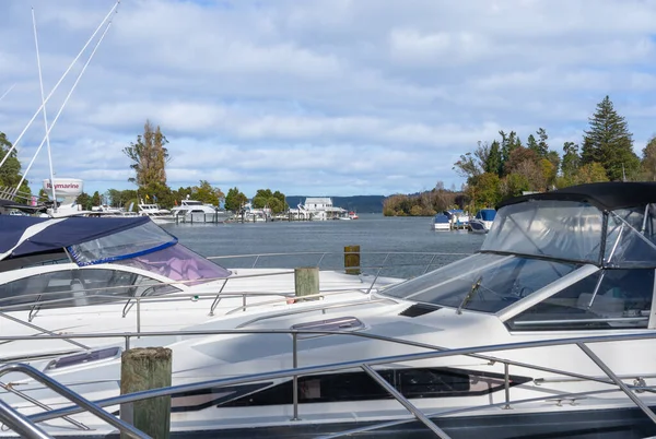 タウポニュージーランド 2023年4月15日 ボートハーバーの遊覧船と湖への眺め — ストック写真