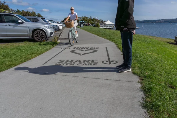 타우포 뉴질랜드 2023 여성들 순환하면서 자전거를 수있도록 보행자와 그림자 주의의 — 스톡 사진