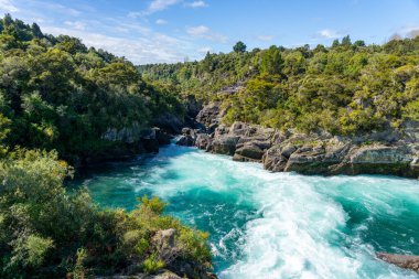 Aratiatia, Taupo Yeni Zelanda 'da Waikato Nehri turkuvaz ve beyaz su akıntıları.