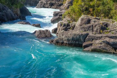 Waikato Nehri 'nin dalgalanan beyaz suları Aratiatia' daki kayalık vadiden geçiyor..