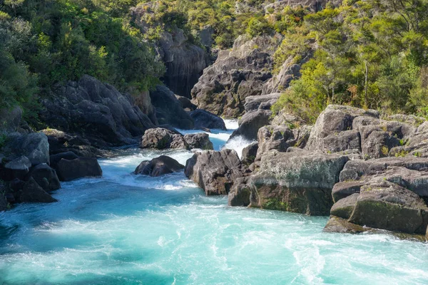 Στροβιλιζόμενο Και Διογκούμενο Λευκό Νερό Του Ποταμού Waikato Μέσω Βραχώδους — Φωτογραφία Αρχείου