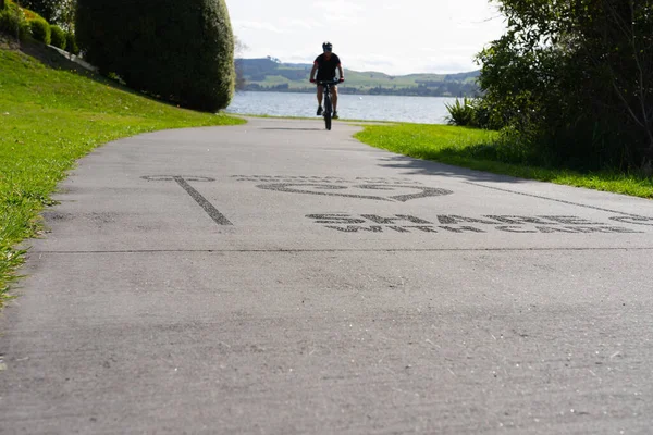 Silueta Ciclistas Borrosos Movimiento Camino Compartido Con Signo Superficie Compartir — Foto de Stock