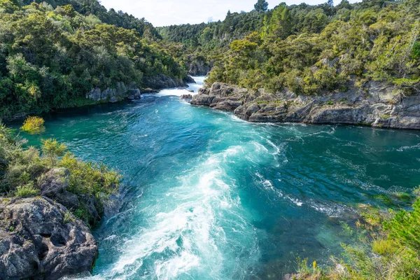 Řeka Waikato Aratiatii Vlnila Mezi Skalnatými Stěnami Zeleného Keře — Stock fotografie