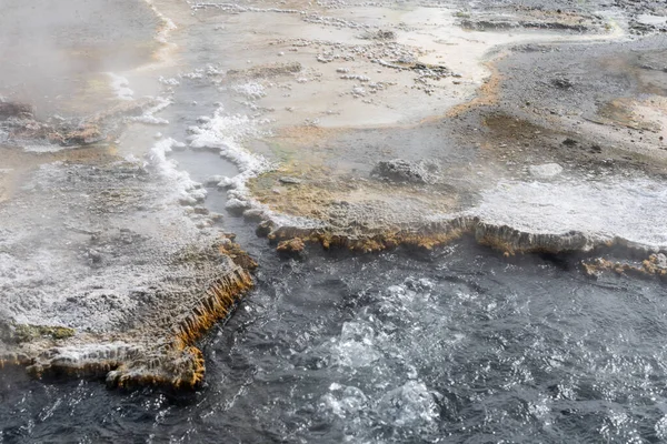 Pequeno Córrego Com Bordas Incrustadas Sílica Flui Para Piscina Quente — Fotografia de Stock