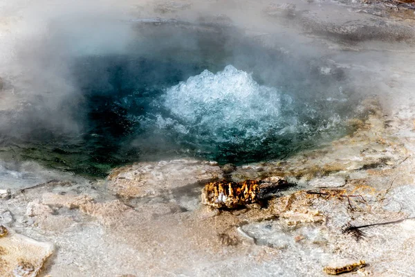 Orakei Korako Jeotermal Arazisinde Buharlı Sıcak Havuzu — Stok fotoğraf