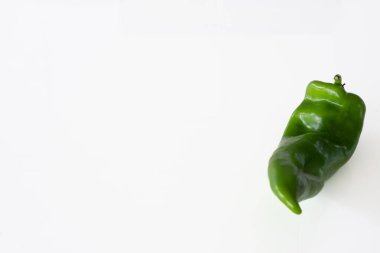 Yeşil garip şekilli kapsiyum beyazda izole edilmiş..