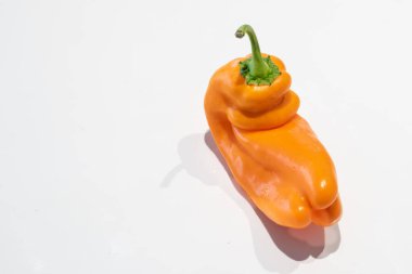 Capsicum beyaz üzerinde alışılmadık şekilli izole.