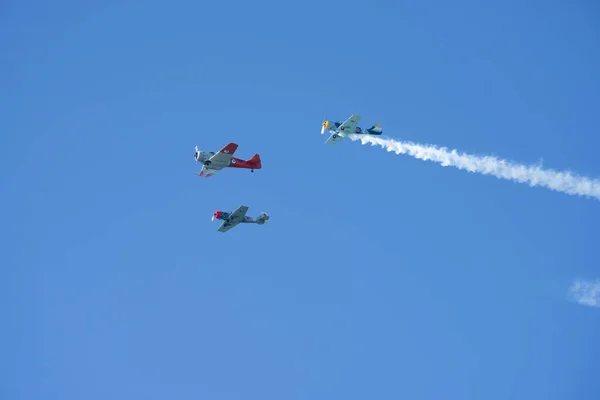 图兰加新西兰 2023年4月25日 三架哈佛老式飞机在广袤的蓝天中从头顶飞过 — 图库照片