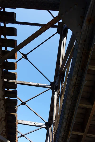 Eski Tauranga Demiryolu Köprüsünün Yapısal Bileşenlerinden Yukarıdaki Mavi Gökyüzüne Bak — Stok fotoğraf