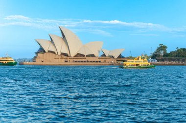 Sydney Avustralya - 26 Ocak 2011; Liman feribotları Sydney Opera Binası 'nın tanınabilir tasarımını geçti