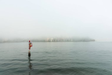 Sidney limanı, Avustralya 'da sabah ışığında sisli örtüler altında.
