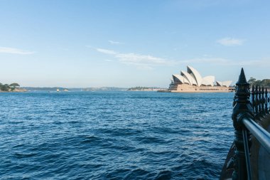 Sydney Limanı 'ndan Avustralya Opera Binası' na.