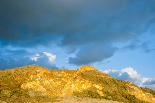 在新西兰北部的Bayley海滩 落日照亮了橙色沙丘和海滩 — 图库照片