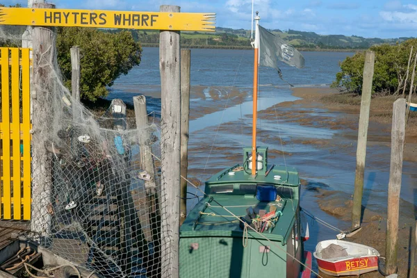 Ruawai Nova Zelândia Março 2011 Barcos Atracados Sentados Lodo Aluvial — Fotografia de Stock