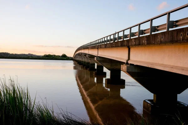 Gün Doğumunda Dargaville Nehir Boyunca Köprü — Stok fotoğraf